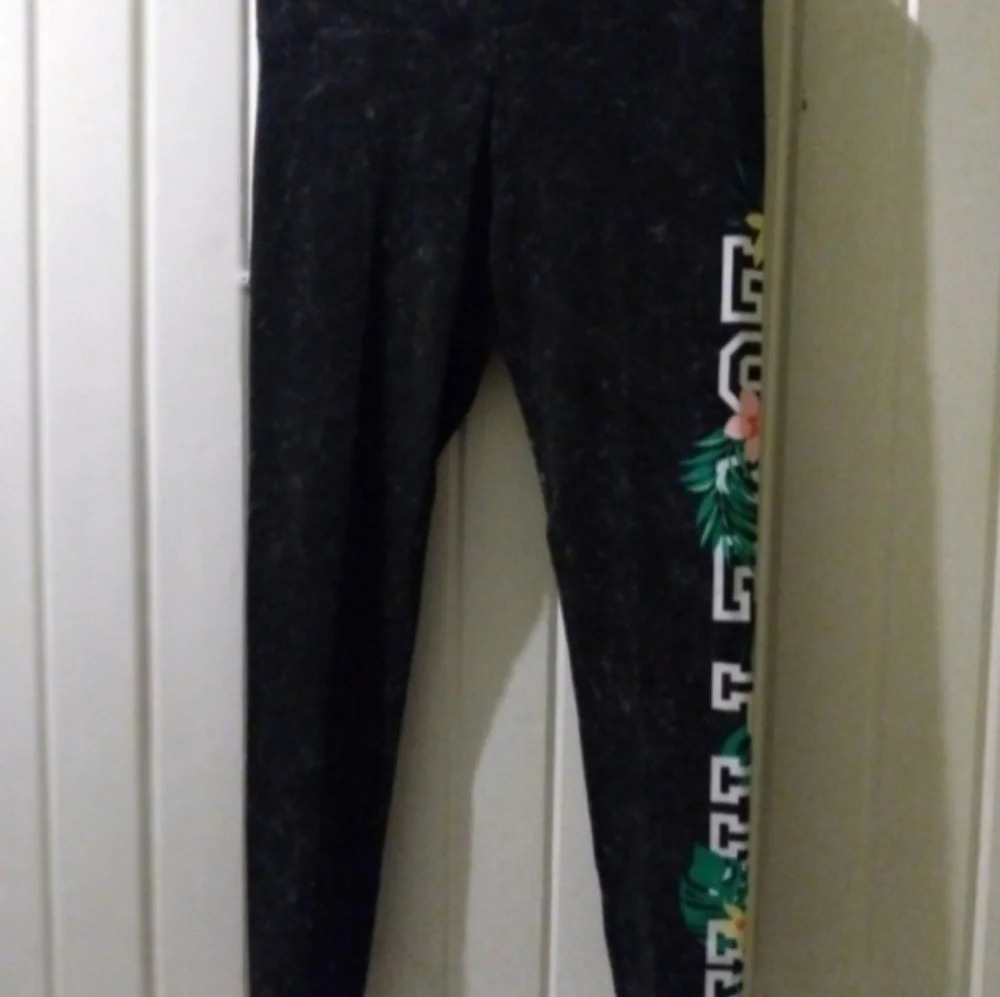VS PINK floral outfit set-LARGE **NWT** - Picture 7 of 9